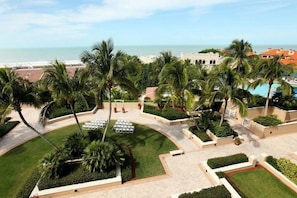 Beach/ocean view - Marco Beach Ocean Resort (Marco Island)