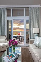 Una televisión LCD, una consola de videojuegos