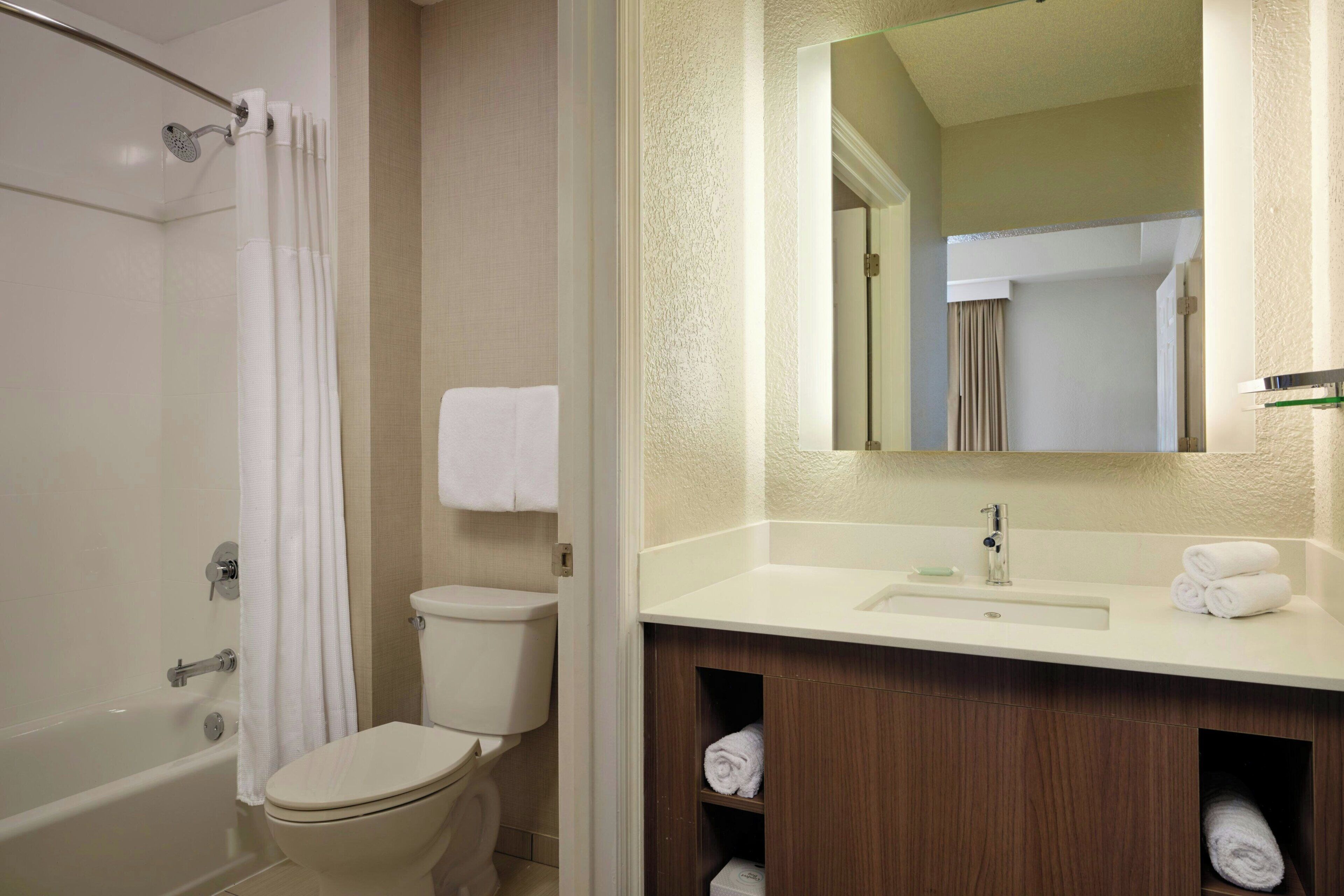 Combined shower/bathtub, hair dryer, towels