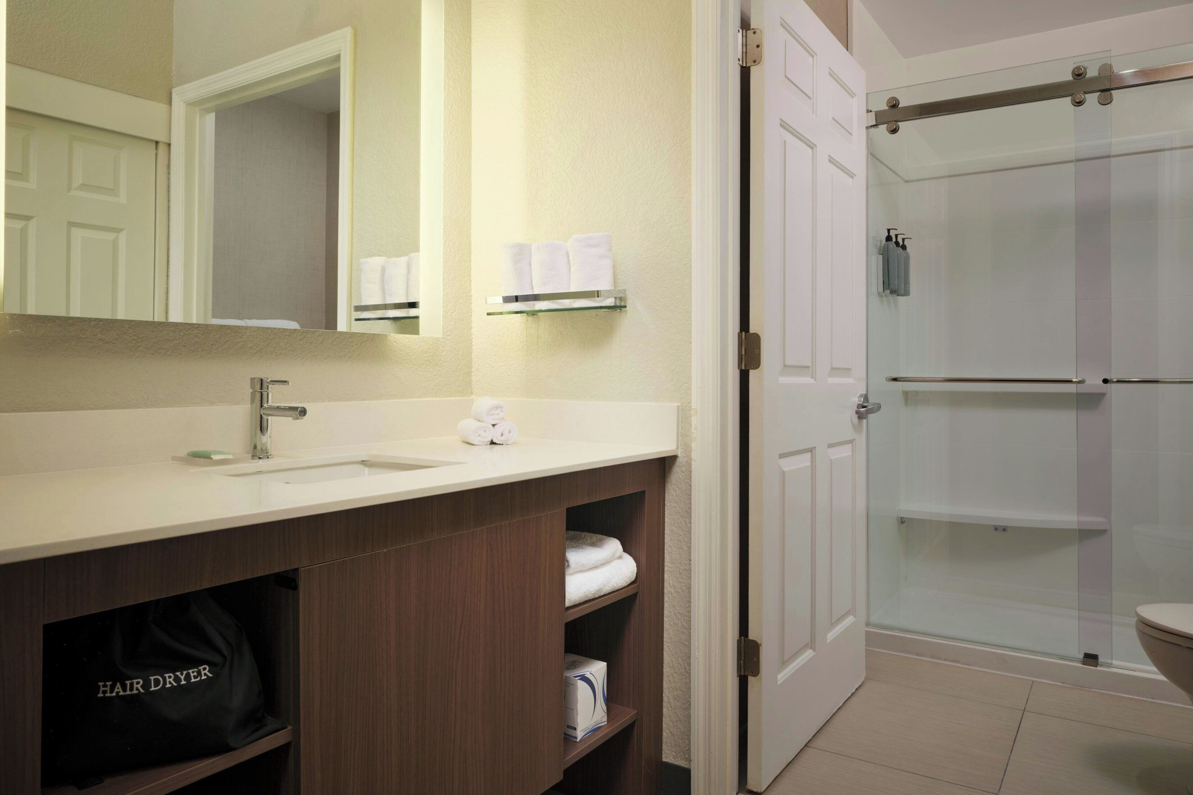 Studio, 1 Tempat Tidur King dengan tempat tidur Sofa | Kamar mandi | Kombinasi shower/bathtub, pengering rambut,  dan handuk