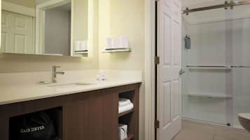 Studio, 1 Tempat Tidur King dengan tempat tidur Sofa | Kamar mandi | Kombinasi shower/bathtub, pengering rambut, dan handuk