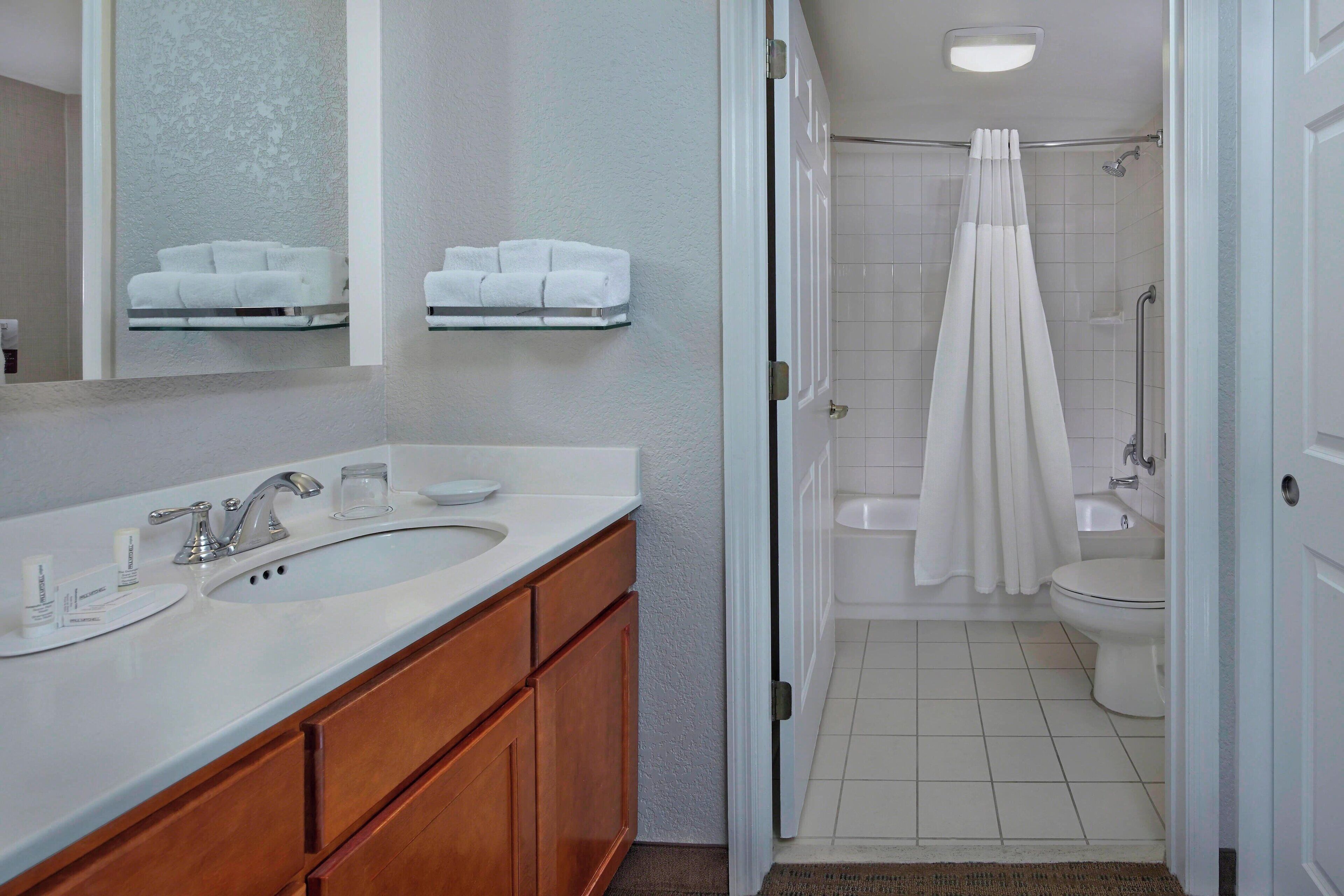 combined shower/bathtub, hair dryer, towels