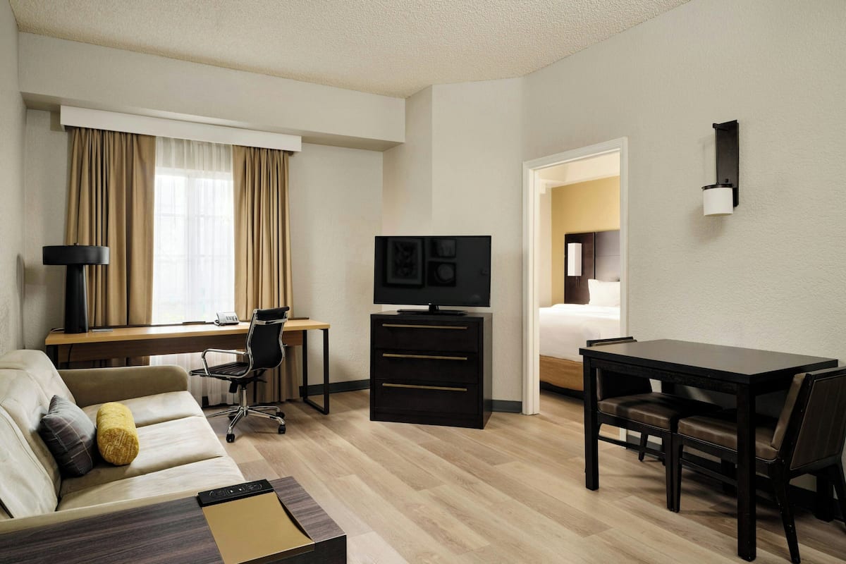 Suite, 1 Bedroom | Living room | TV