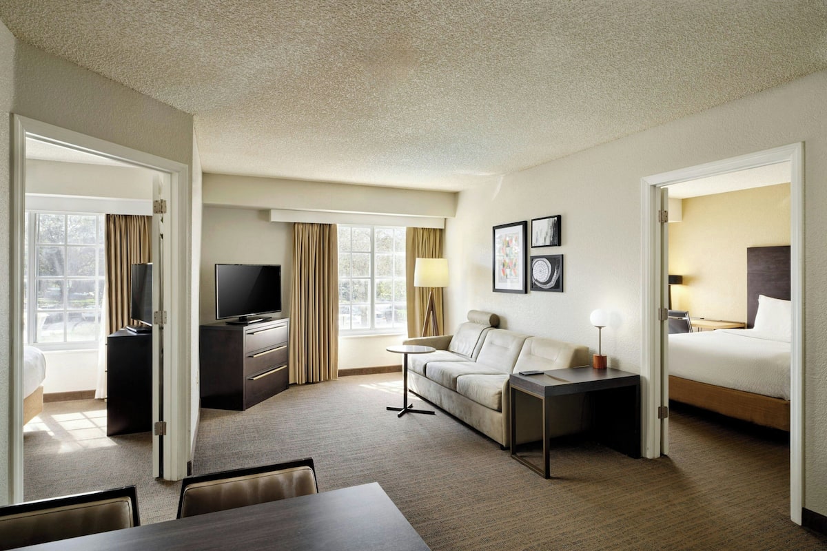 Suite, 2 Bedrooms | Desk, iron/ironing board, cribs (free), WiFi (free)