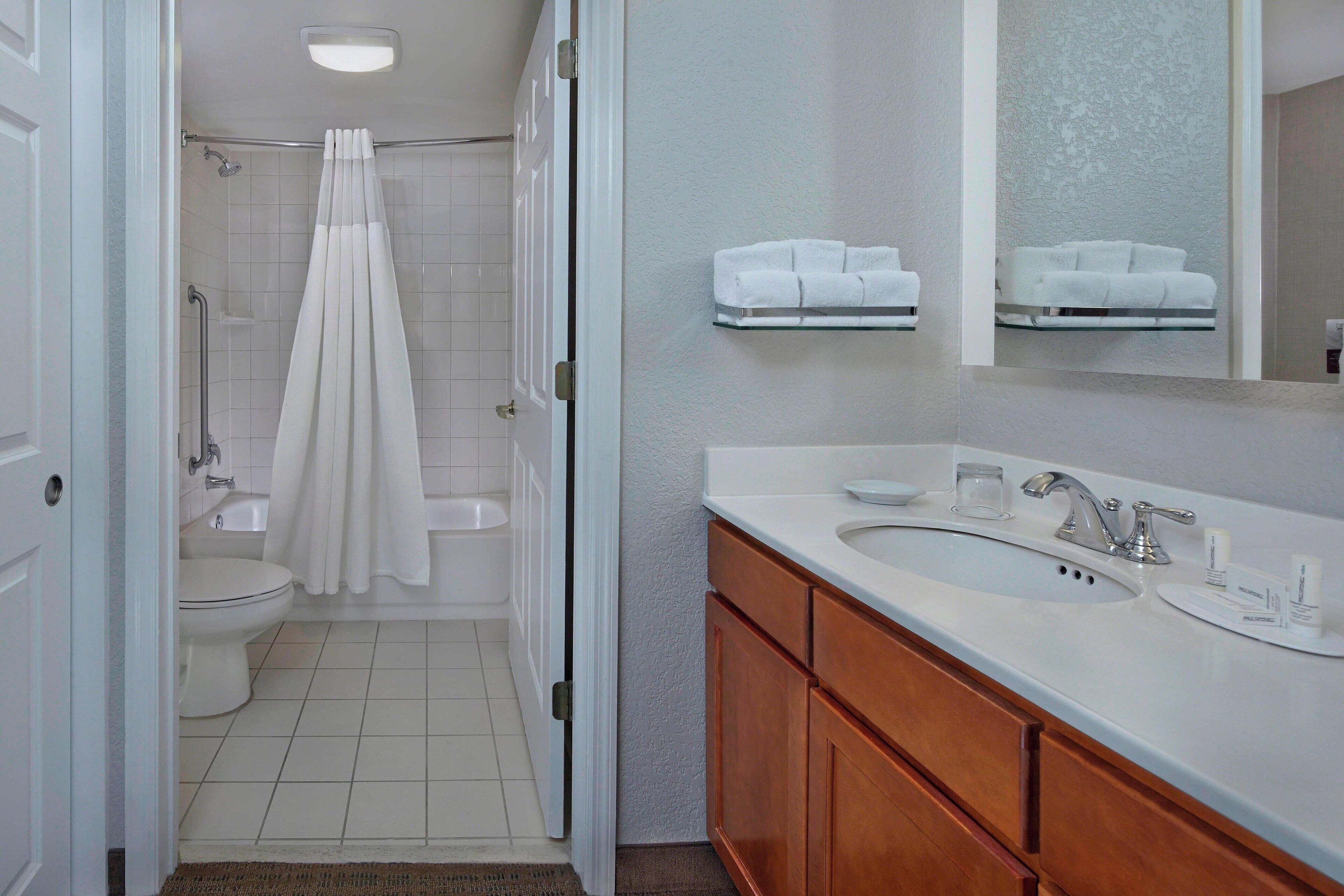 suite, 2 bedrooms, non smoking | bathroom | combined shower/bathtub, hair dryer, towels