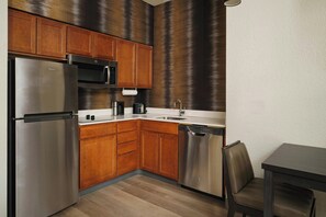 Coffee/tea maker, fridge, microwave, stovetop