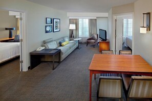 Suite, 2 chambres | Coin séjour | Télévision
