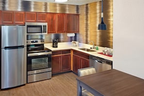 Studio, 1 très grand lit et 1 canapé-lit | Cuisine privée | Réfrigérateur, micro-ondes, plaque de cuisson, lave-vaisselle