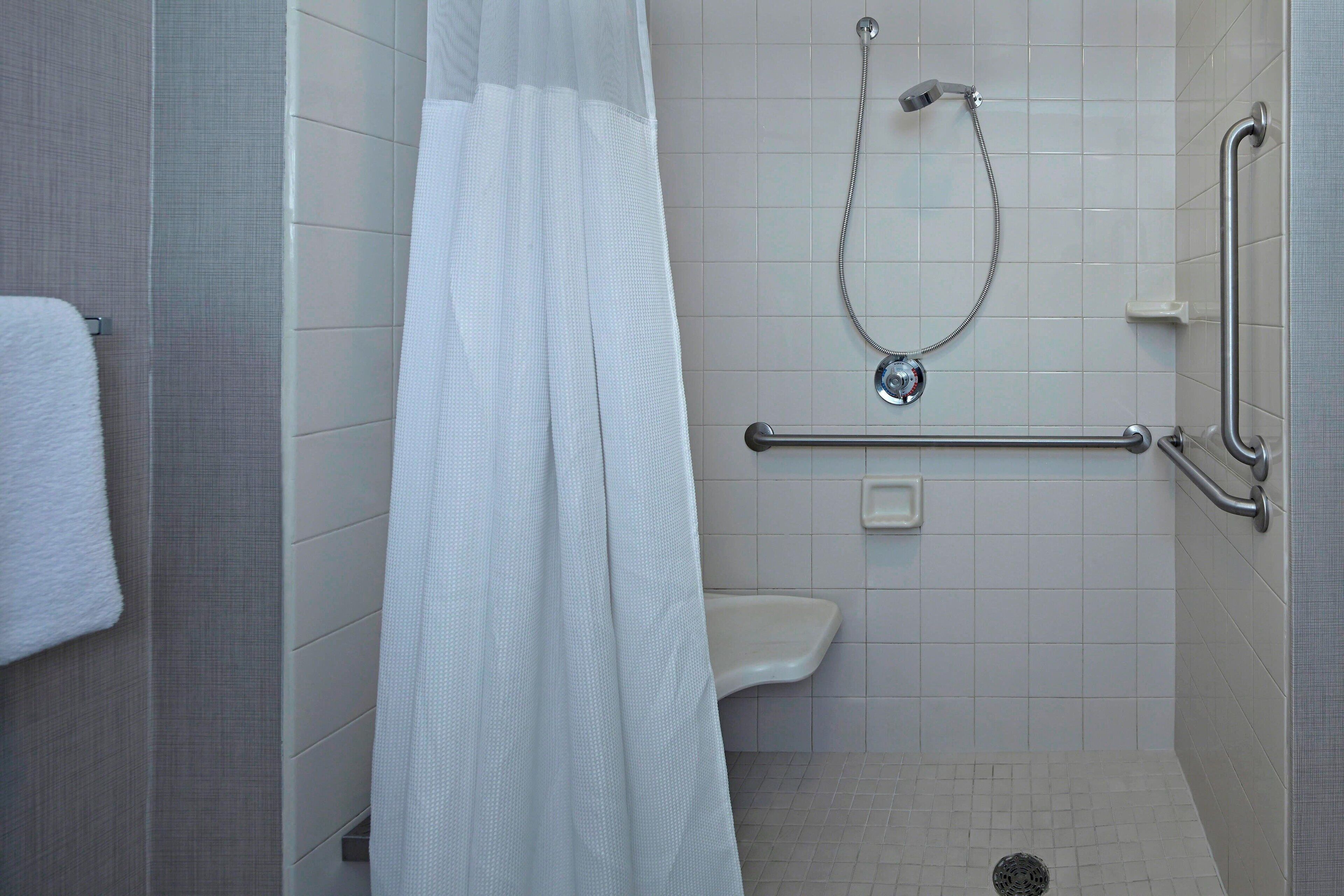 combined shower/bathtub, hair dryer, towels