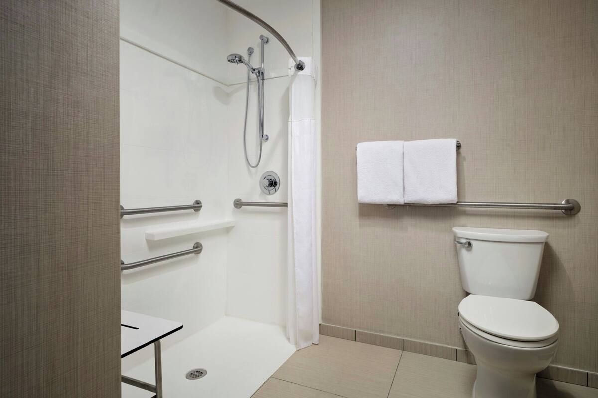 Combined shower/tub, hair dryer, towels