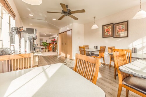 Americas Best Inns & Suites-lincoln City