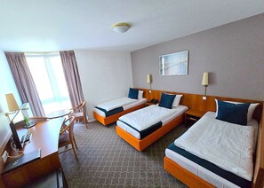 Desk, blackout curtains, soundproofing, iron/ironing board - Concorde Hotel Ascot (Düsseldorf)
