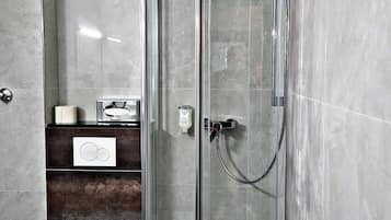 Kamar Double | Kamar mandi | Shower, pengering rambut, dan handuk