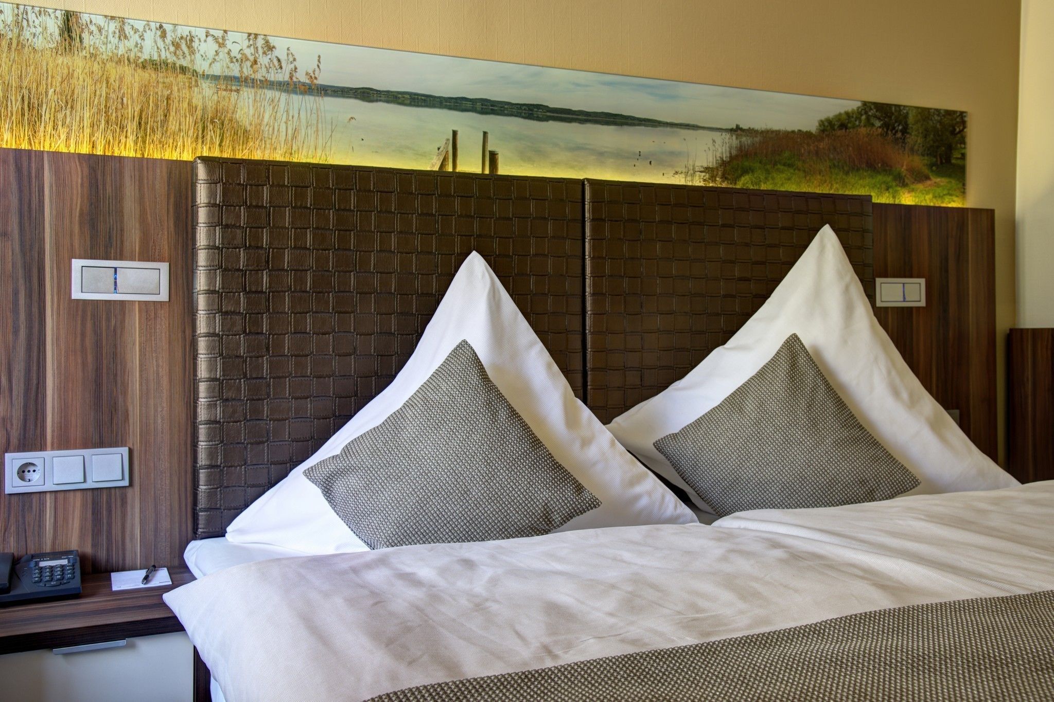 Minibaari, tallelokero huoneessa, työpöytä, pimennysverhot