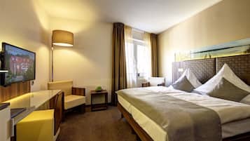 Minibar, Zimmersafe, Schreibtisch, Verdunkelungsvorhänge