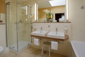 Regendusche, kostenlose Toilettenartikel, Haartrockner, Handtücher