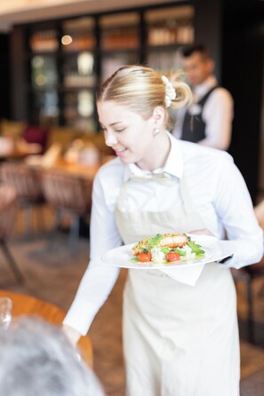 Breakfast, lunch, dinner served; Regional cuisine, al fresco dining - Hotel Am Badepark (Bad Zwischenahn)