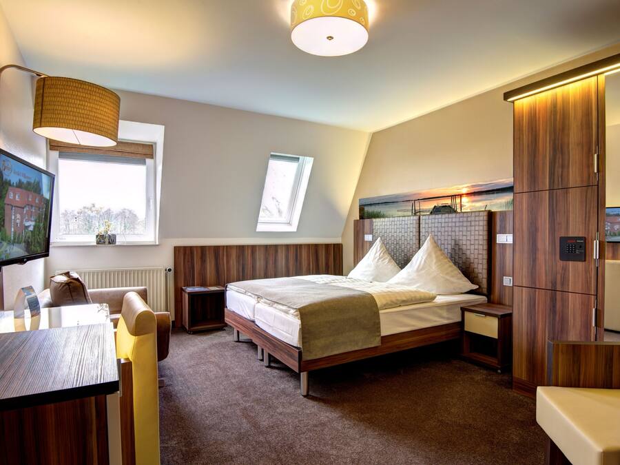 Een minibar, een kluis op de kamer, een bureau, verduisterende gordijnen