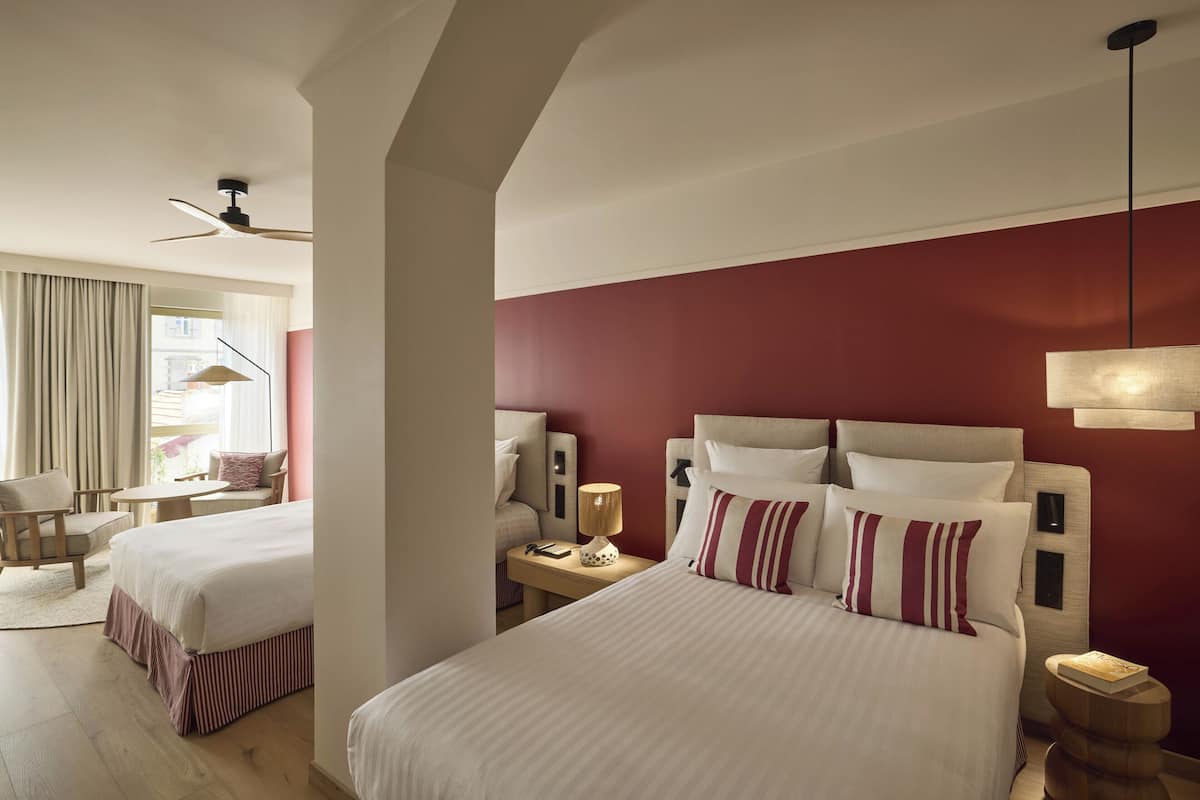 Ropa de cama de alta calidad, cubrecamas y minibar