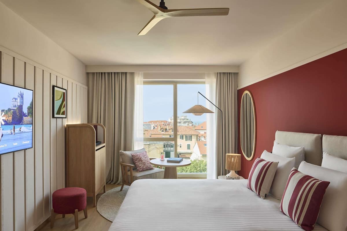 Premium bedding, down duvets, minibar, in-room safe