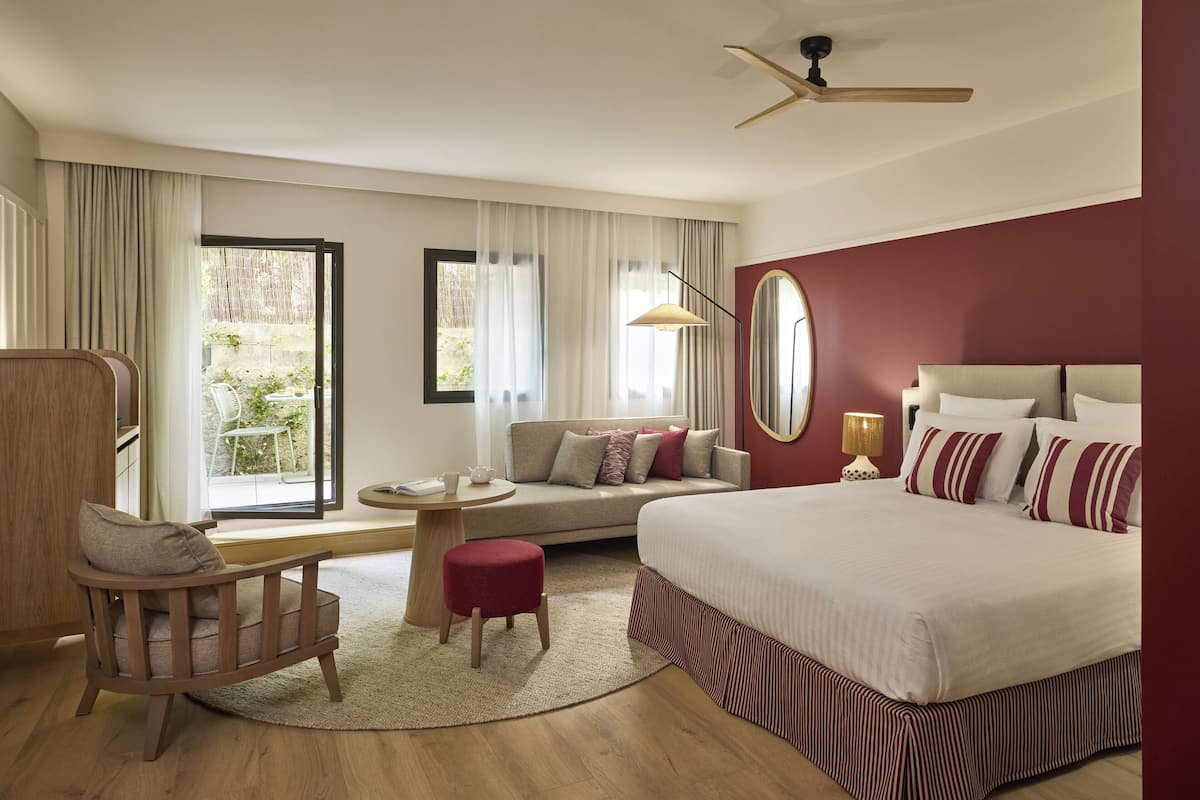 Ropa de cama de alta calidad, cubrecamas y minibar