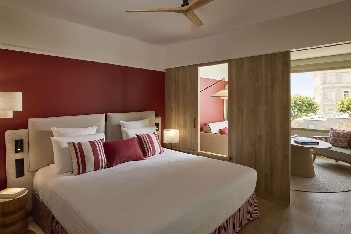 Premium bedding, down comforters, minibar, in-room safe