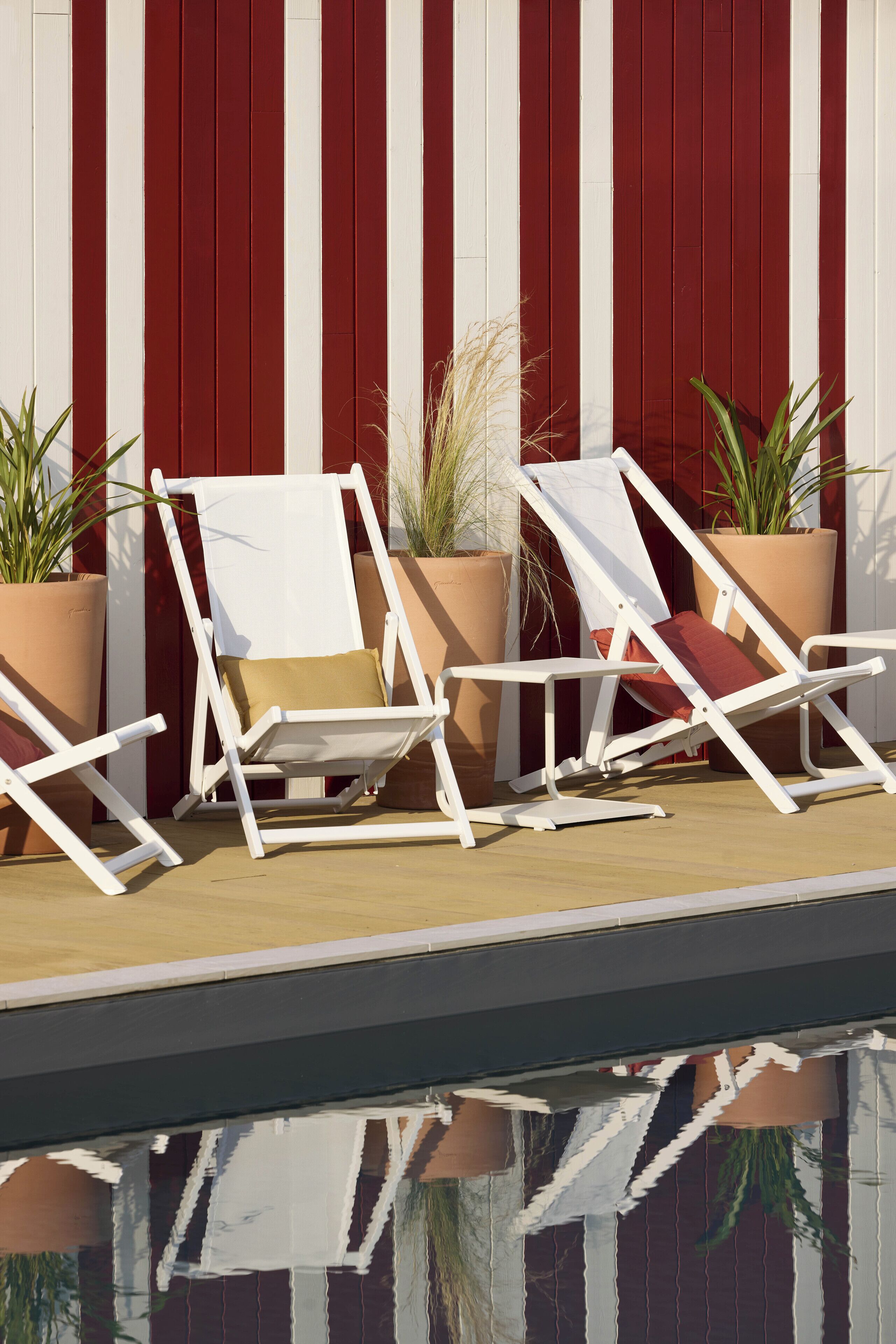 seasonal outdoor pool, open 8:00 am to 10:00 pm, pool loungers