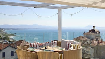 Breakfast, lunch and dinner served