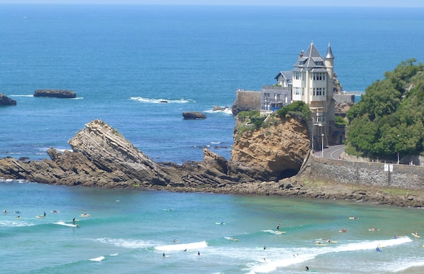 Una playa cerca, surf