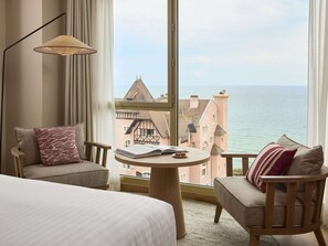 Rom – deluxe, 1 kingsize-seng, havutsikt | Sengetøy av topp kvalitet, dundyner, minibar og safe på rommet