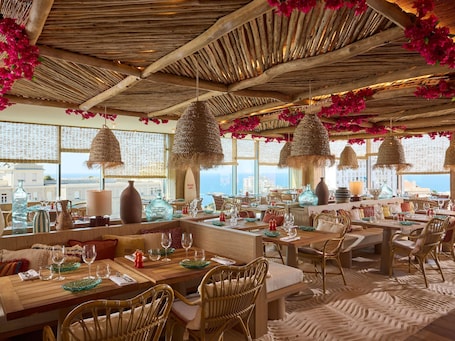 Petit déjeuner, déjeuner et dîner servis sur place. Le Talaia Hôtel & Spa Biarritz - MGallery Collection