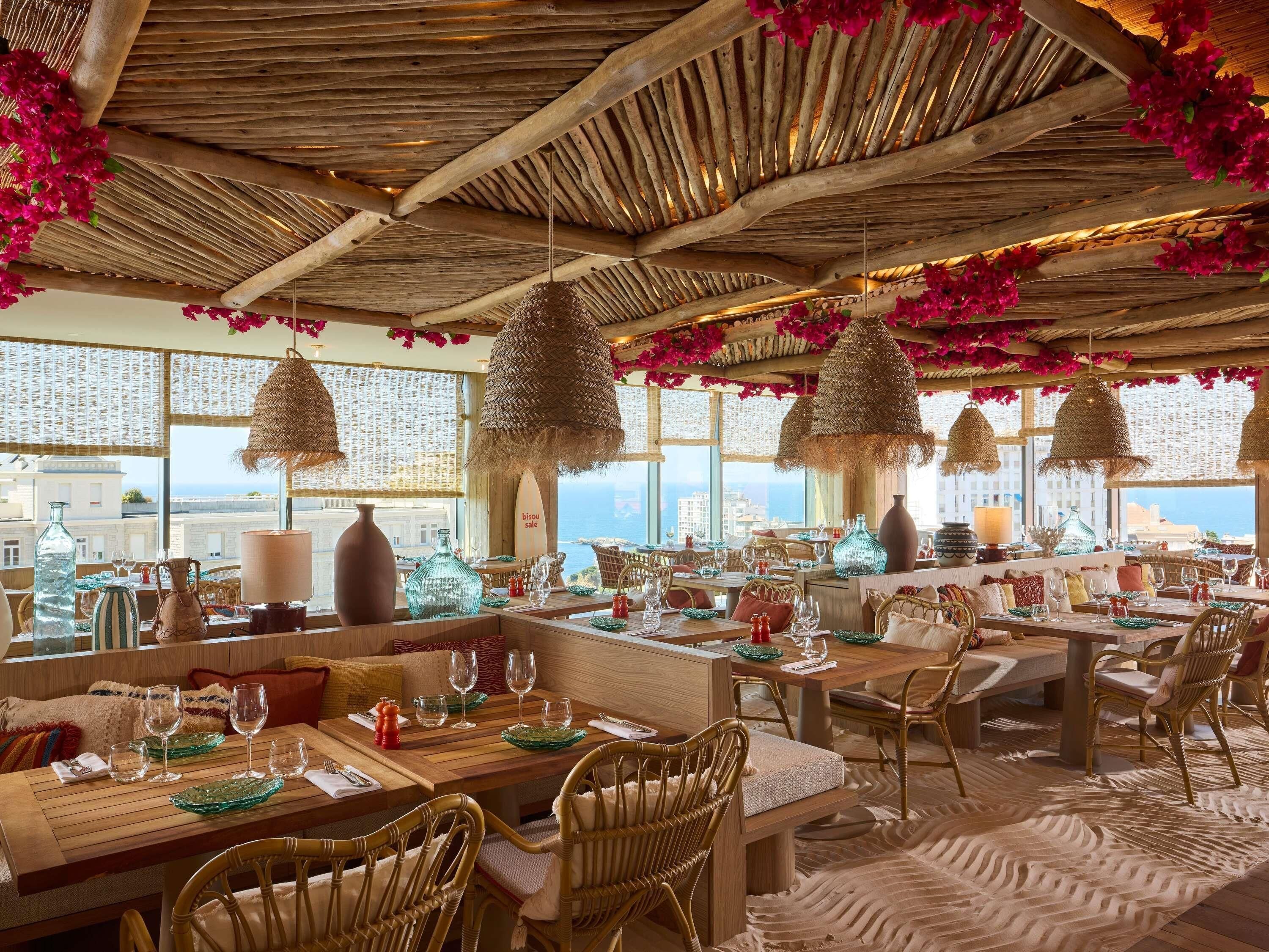 Serveert ontbijt, lunch en diner