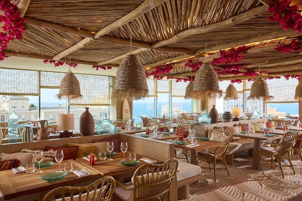 Serveert ontbijt, lunch en diner