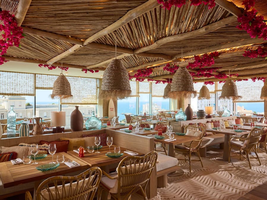 Serveert ontbijt, lunch en diner