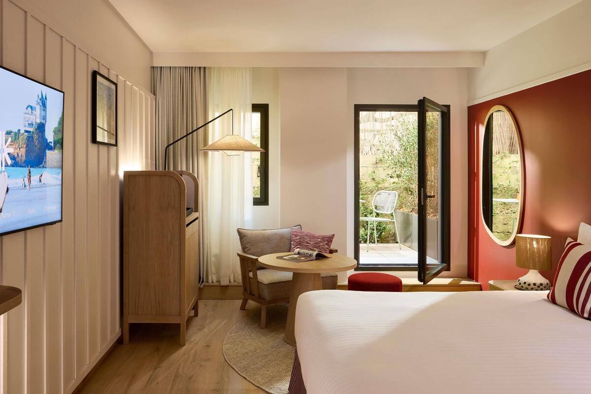 Rom – superior, terrasse (2 Twin Beds,1 King Bed. Ground Floor) | Sengetøy av topp kvalitet, dundyner, minibar og safe på rommet