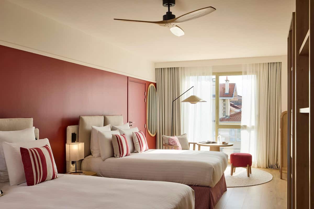 Habitación familiar, 2 camas matrimoniales | Ropa de cama de alta calidad, edredón y minibar