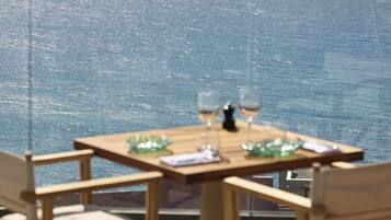 Petit déjeuner, déjeuner et dîner servis sur place