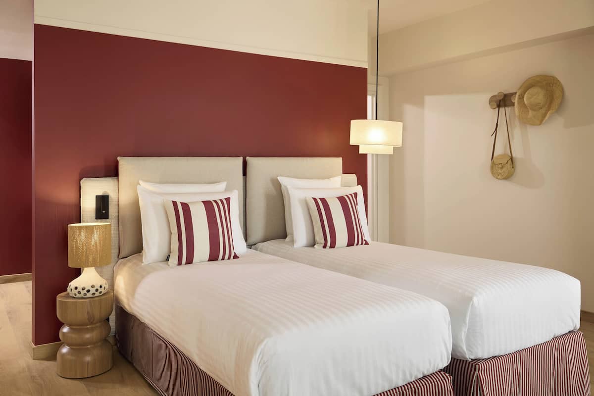 Ropa de cama de alta calidad, cubrecamas y minibar