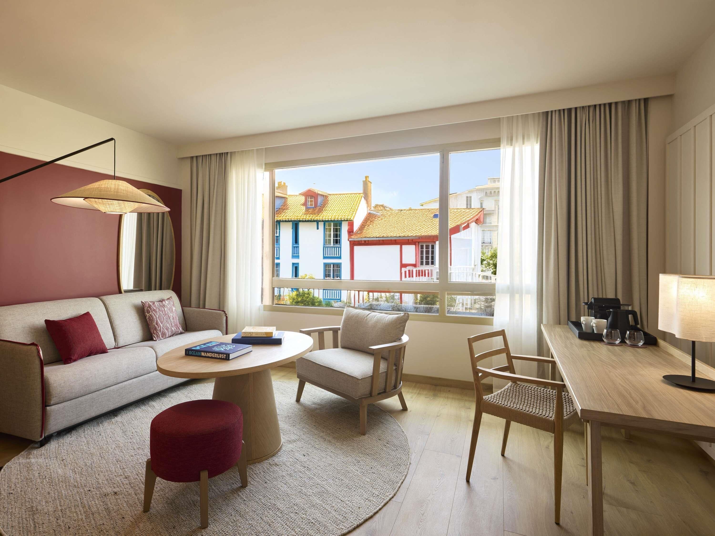 Premium bedding, down comforters, minibar, in-room safe