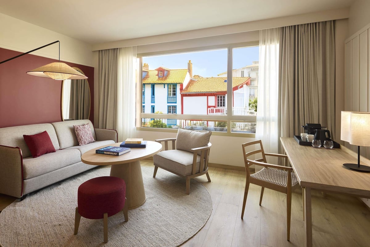 Premium bedding, down duvets, minibar, in-room safe