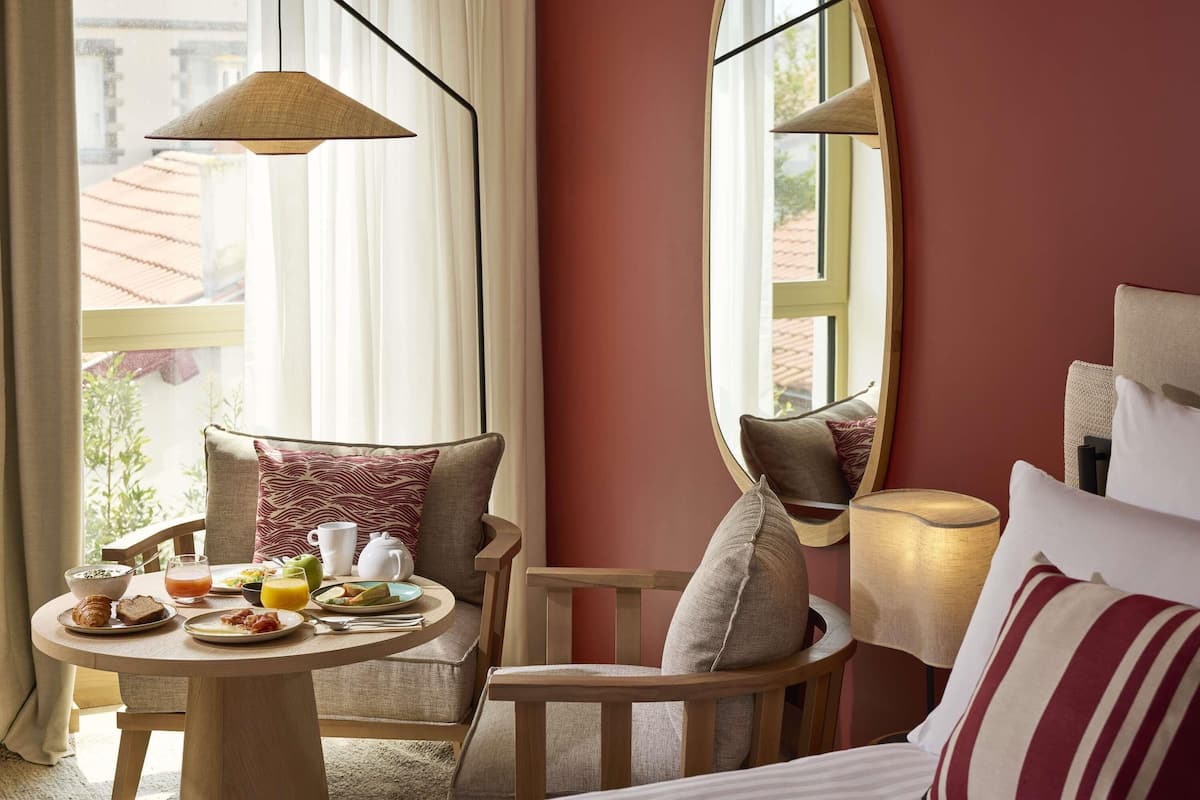 Premium bedding, down duvets, minibar, in-room safe