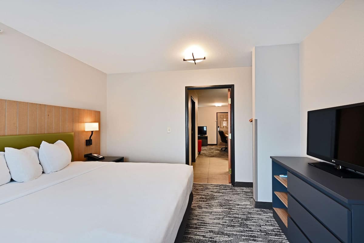 Suite, 1 Bedroom, Non Smoking | Premium bedding, desk, blackout drapes, iron/ironing board