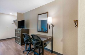 Studio, 1 King Bed, Non Smoking | Premium bedding, desk, iron/ironing board, free WiFi