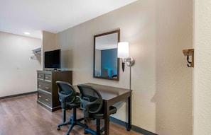 Studio, 1 King Bed, Non Smoking | Premium bedding, desk, iron/ironing board, free WiFi