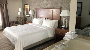 Habitación, 1 cama King size, para no fumadores, hidromasaje | Decoración personalizada, escritorio y espacio para trabajar con laptop