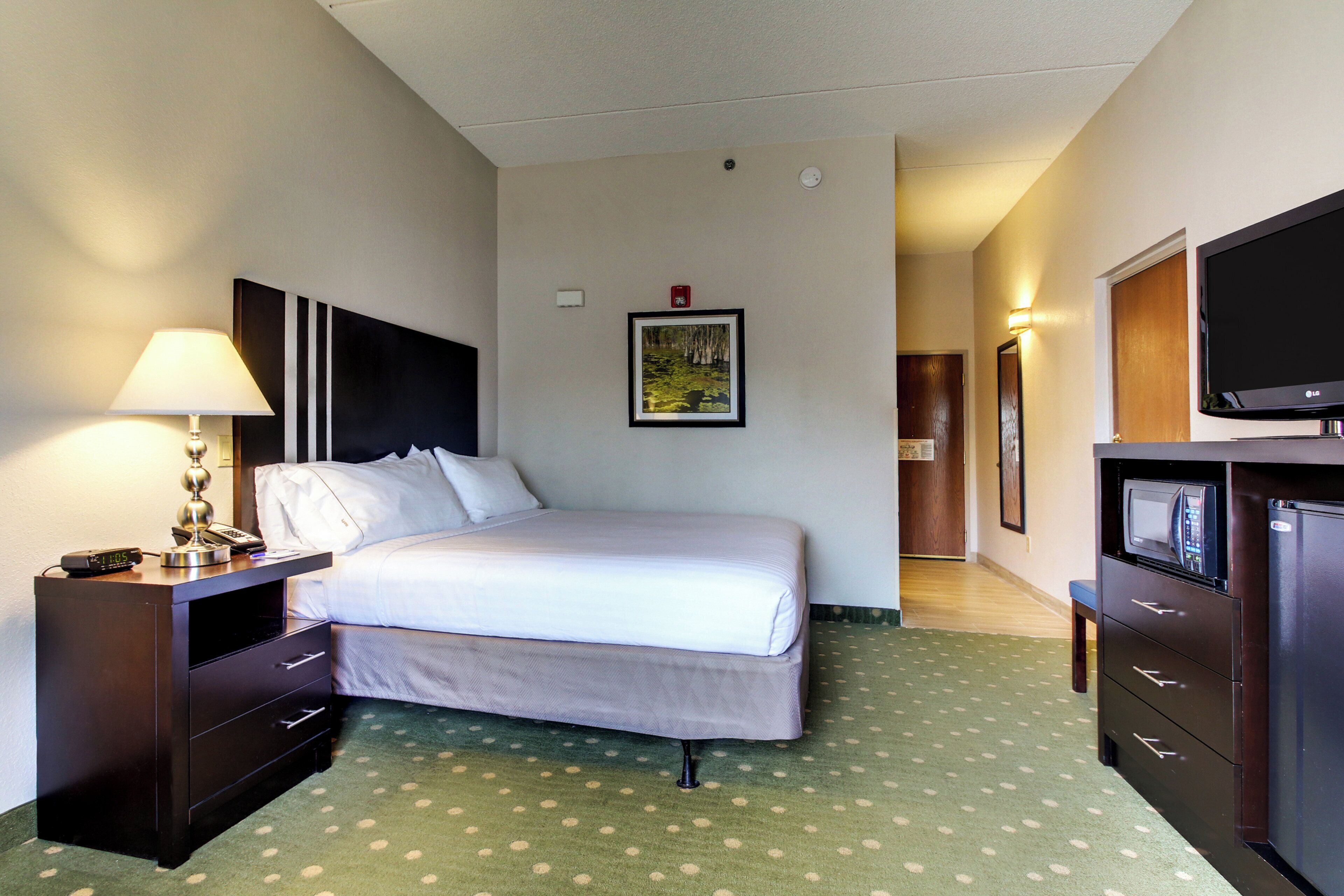 Premium bedding, in-room safe, desk, iron/ironing board