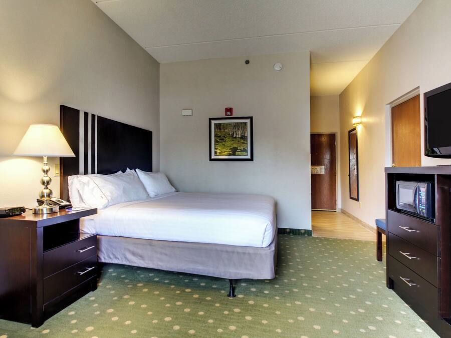 Premium bedding, in-room safe, desk, iron/ironing board