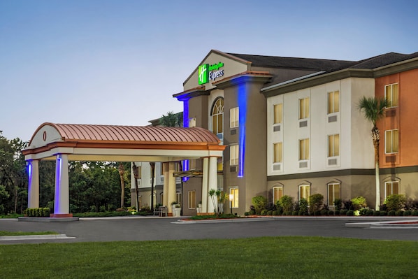 Hotellissa on katettu sisäänkäynti, kyltti, josta ilmenee sen olevan Holiday Inn Express -hotelli, ja hyvin hoidettu nurmialue.