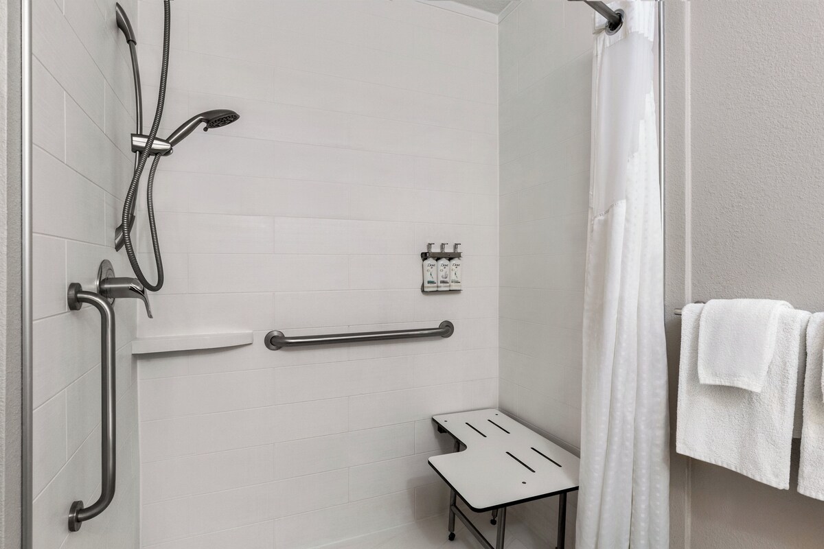 Rom – standard, 1 kingsize-seng, tilgjengelighetstilpasset (Mobility, Roll-In Shower) | Sengetøy av topp kvalitet, safe på rommet og skrivebord