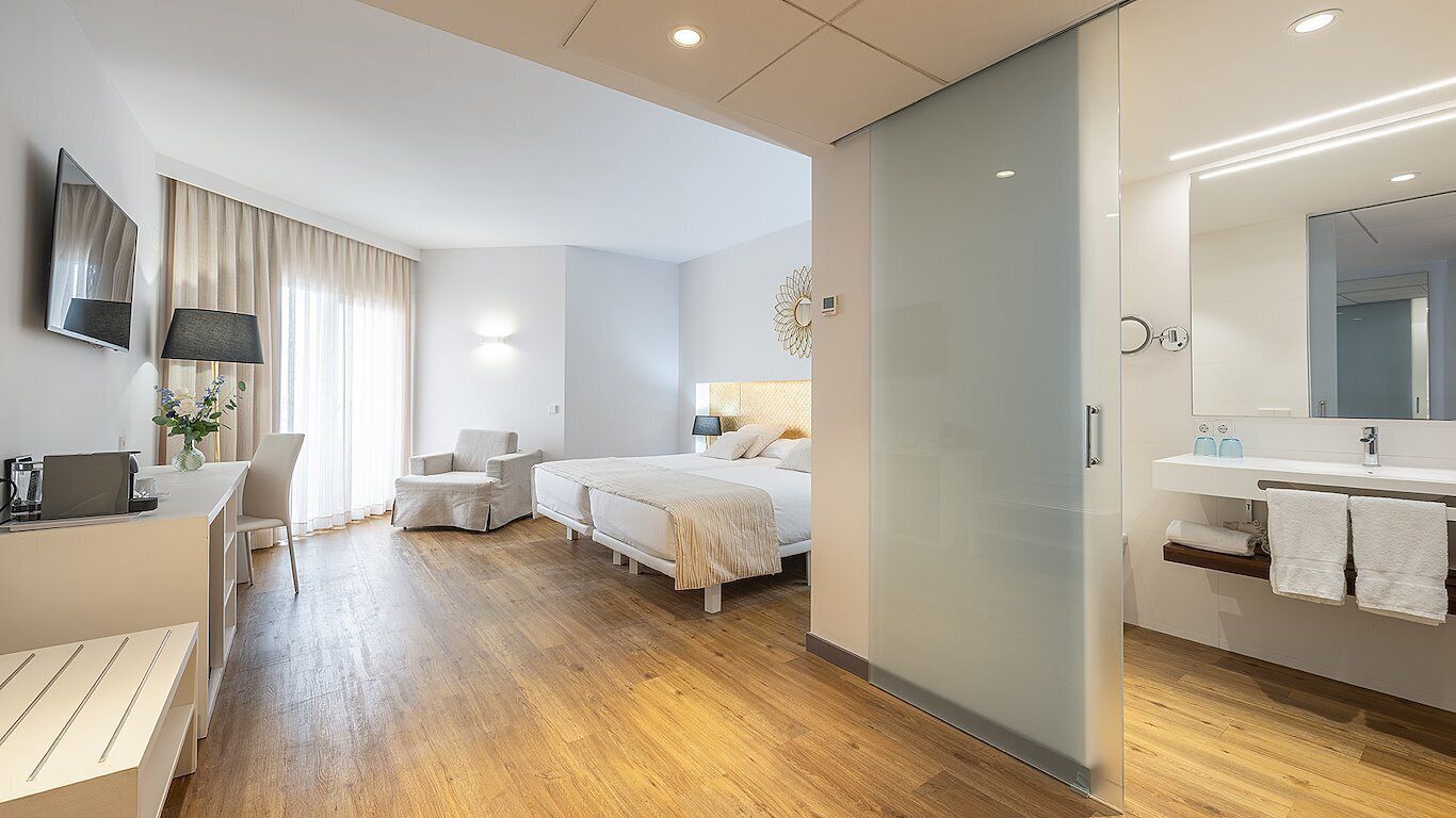 Minibar, caja de seguridad en la habitación, wifi gratis y ropa de cama 